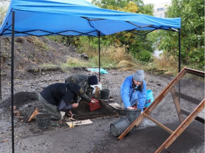 ANTY 215 Students Excavating